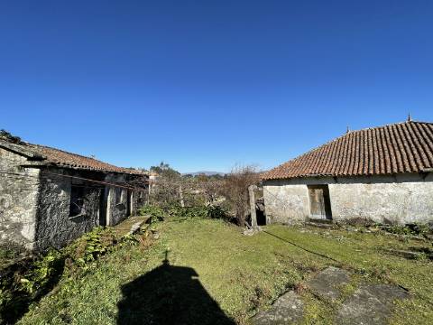 Quinta/Aldeamento com 3 Moradias em Merufe, Monção