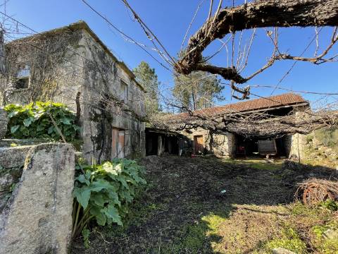 Quinta/Aldeamento com 3 Moradias em Merufe, Monção