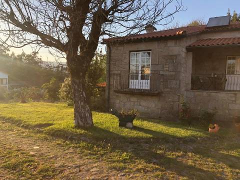 COUTO, Moradia T3 de pedra em bom estado