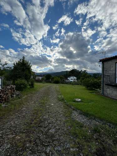 COUTO, Moradia T3 de pedra em bom estado