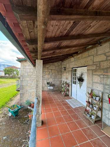 COUTO, Moradia T3 de pedra em bom estado