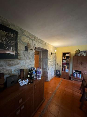 COUTO, Moradia T3 de pedra em bom estado