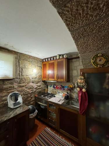 COUTO, Moradia T3 de pedra em bom estado