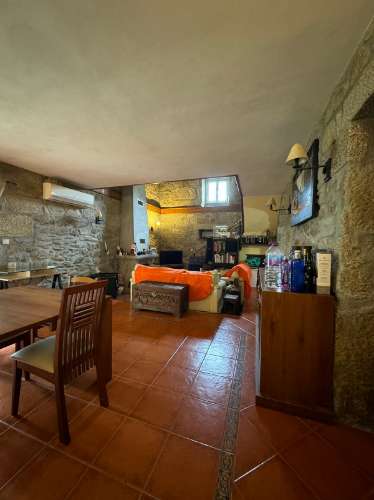 COUTO, Moradia T3 de pedra em bom estado