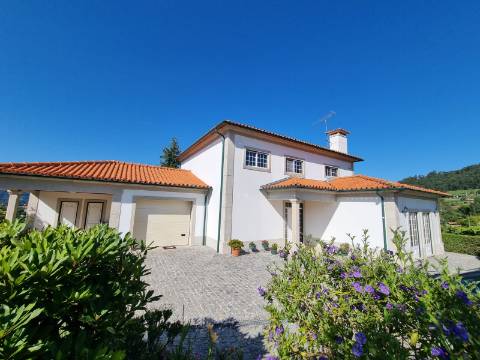 Moradia Espetacular T4 em Gondufe