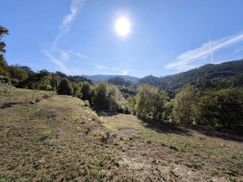 Ruína com terreno num local isolado