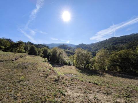 Ruína com terreno num local isolado