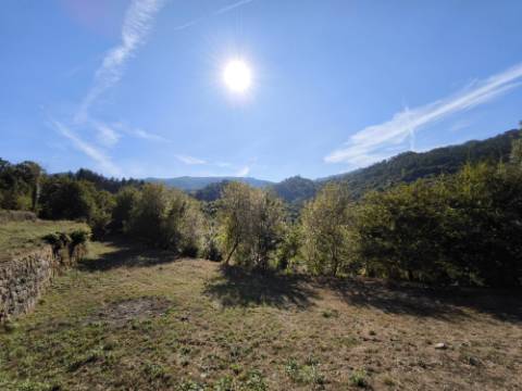 Ruína com terreno num local isolado