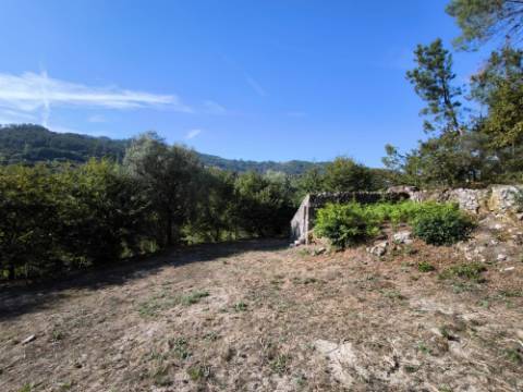 Ruína com terreno num local isolado