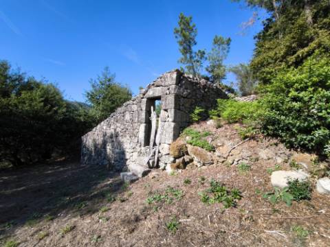 Ruína com terreno num local isolado