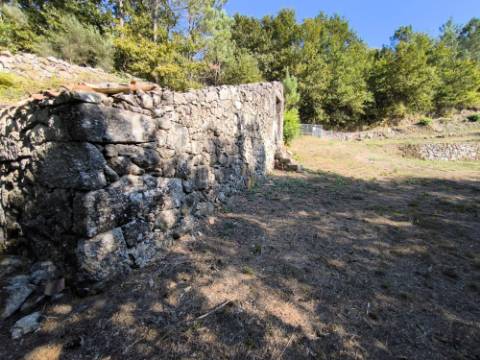 Ruína com terreno num local isolado