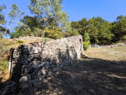 Ruína com terreno num local isolado