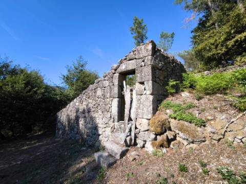 Ruína com terreno num local isolado