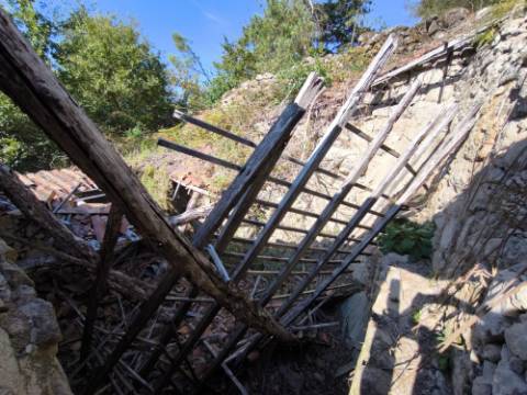 Ruína com terreno num local isolado