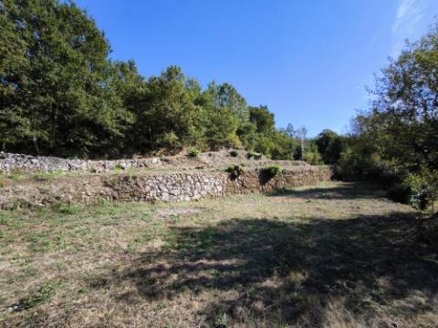 Ruína com terreno num local isolado