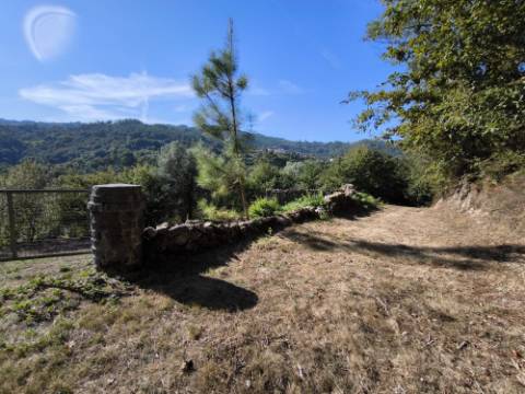 Ruína com terreno num local isolado