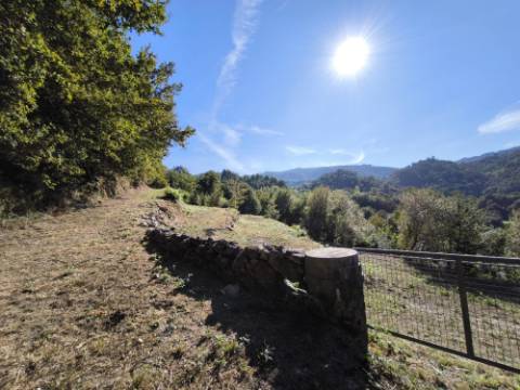 Ruína com terreno num local isolado