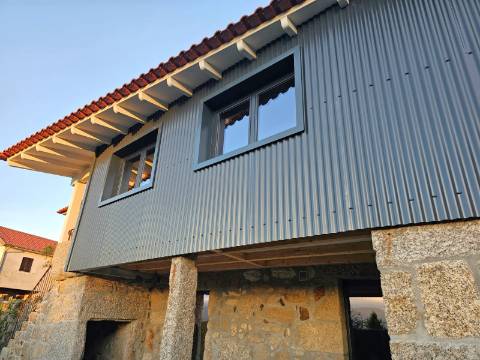 Moradia V3 em Pedra com Anexo, totalmente renovada