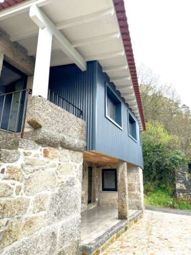 Moradia V3 em Pedra com Anexo, totalmente renovada