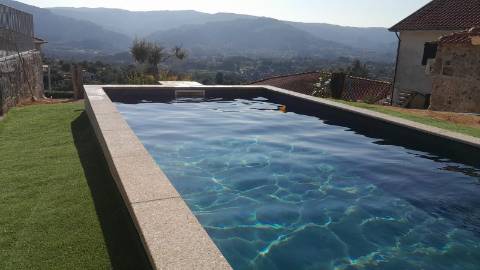 Moradia V3 em Pedra com Anexo, totalmente renovada