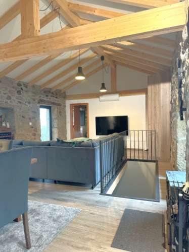 Moradia V3 em Pedra com Anexo, totalmente renovada