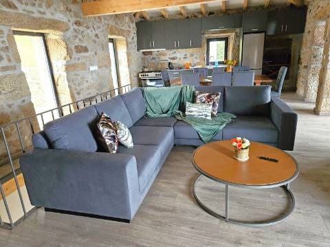 Moradia V3 em Pedra com Anexo, totalmente renovada