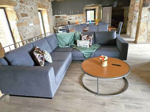 Moradia V3 em Pedra com Anexo, totalmente renovada