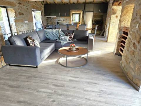 Moradia V3 em Pedra com Anexo, totalmente renovada