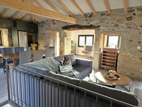 Moradia V3 em Pedra com Anexo, totalmente renovada