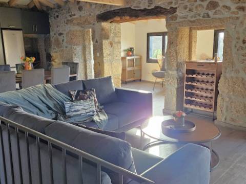 Moradia V3 em Pedra com Anexo, totalmente renovada