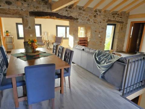 Moradia V3 em Pedra com Anexo, totalmente renovada