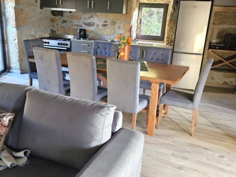 Moradia V3 em Pedra com Anexo, totalmente renovada