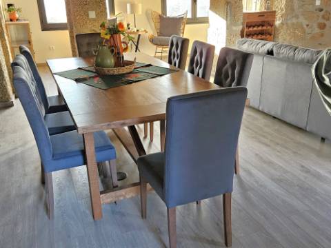 Moradia V3 em Pedra com Anexo, totalmente renovada