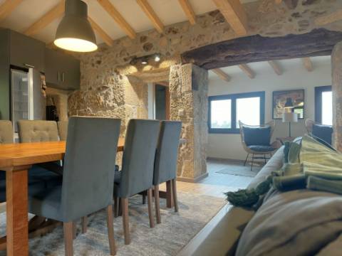 Moradia V3 em Pedra com Anexo, totalmente renovada