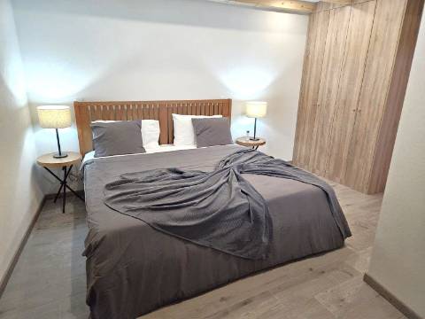 Moradia V3 em Pedra com Anexo, totalmente renovada