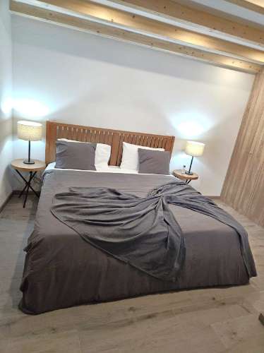 Moradia V3 em Pedra com Anexo, totalmente renovada