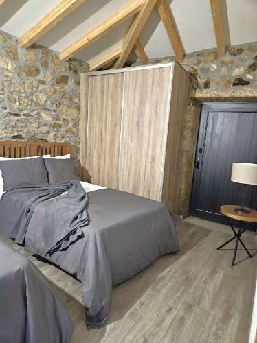 Moradia V3 em Pedra com Anexo, totalmente renovada