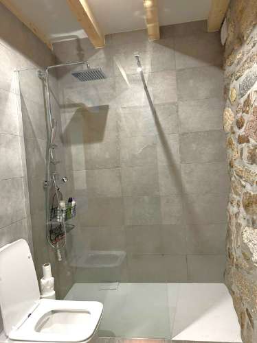 Moradia V3 em Pedra com Anexo, totalmente renovada