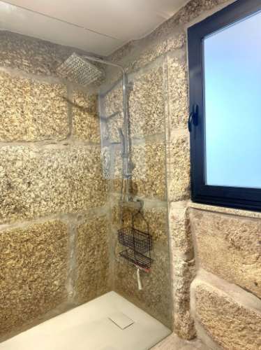 Moradia V3 em Pedra com Anexo, totalmente renovada