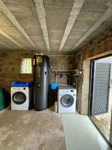 Moradia V3 em Pedra com Anexo, totalmente renovada