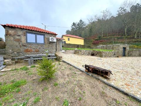 Moradia V3 em Pedra com Anexo, totalmente renovada