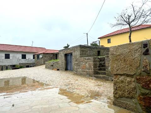 Moradia V3 em Pedra com Anexo, totalmente renovada