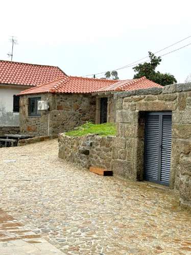 Moradia V3 em Pedra com Anexo, totalmente renovada