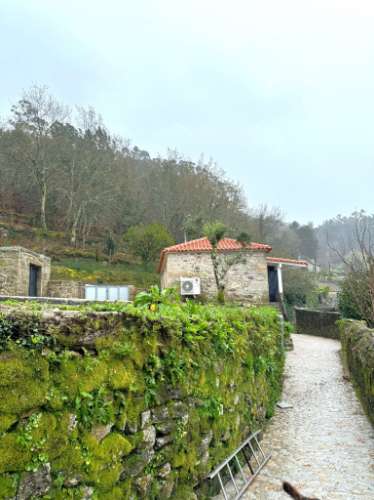 Moradia V3 em Pedra com Anexo, totalmente renovada