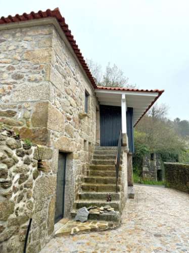 Moradia V3 em Pedra com Anexo, totalmente renovada