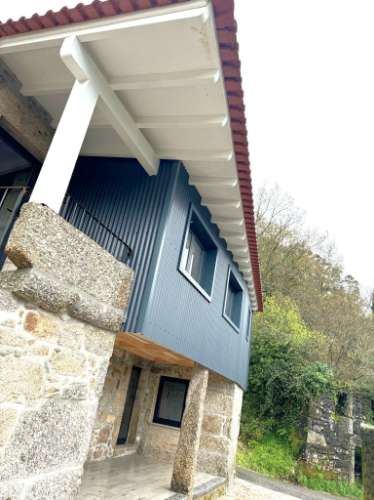 Moradia V3 em Pedra com Anexo, totalmente renovada