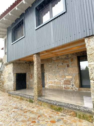 Moradia V3 em Pedra com Anexo, totalmente renovada