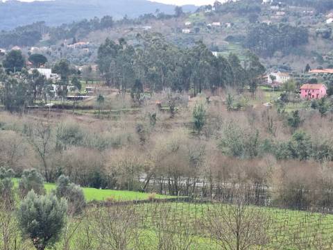 Terreno para construção em Refoios de Lima com acesso ao rio Lima