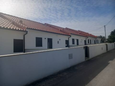 Moradia V3 em banda em Fontão renovada