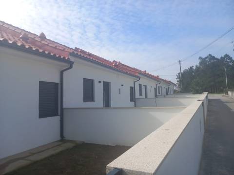Moradia V3 em banda em Fontão renovada